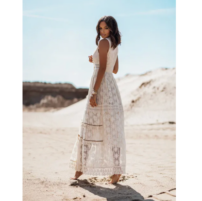Frau im weißen Spitzenkleid in Wüste, Sommermode, elegantes Maxikleid, Boho-Stil.