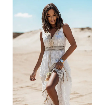 Frau in weißem Spitzenkleid in Wüste, Sommermode, Boho-Stil, elegantes Design, Freizeitkleidung.