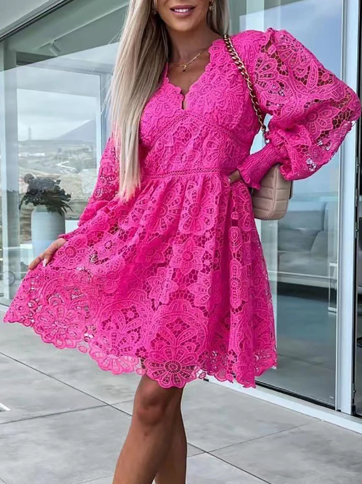 Frau in pinkem Spitzenkleid, lange Ärmel, V-Ausschnitt, modisch, elegant, Sommermode.