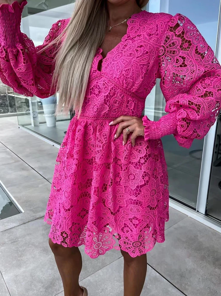 Frau in pinkem Spitzenkleid mit langen Ärmeln, modisch, elegant, Sommermode, Damenbekleidung.