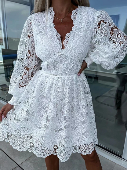 Weiße Spitzenkleid Damen, florales Design, V-Ausschnitt, lange Ärmel, elegant, Sommermode.