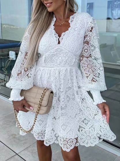 Frau in weißem Spitzenkleid mit beiger Handtasche, elegantes Sommeroutfit, Mode 2024.