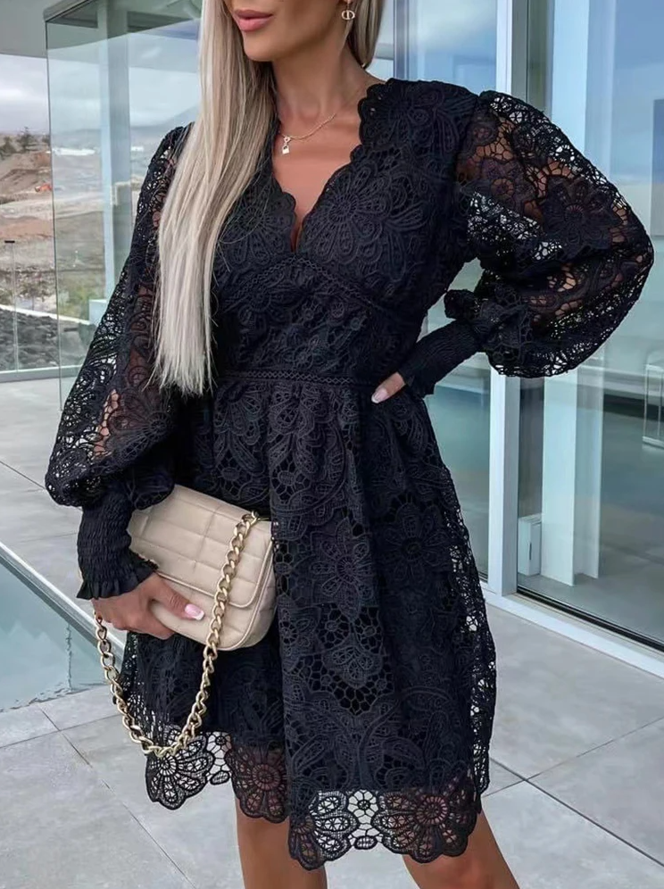 Frau in schwarzem Spitzenkleid mit beiger Handtasche, elegantes Outfit, Mode für besondere Anlässe.
