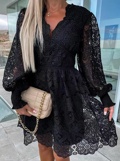 Frau in schwarzem Spitzenkleid mit beiger Handtasche, elegantes Outfit, Mode, Abendkleid.
