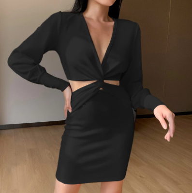 Frau in schwarzem, langärmligem, figurbetontem Kleid mit tiefem Ausschnitt, elegantes Design.