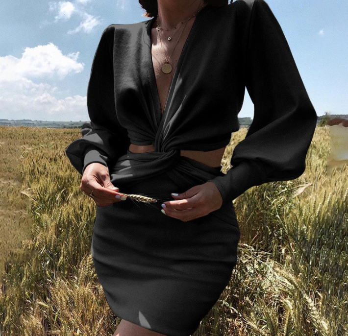 Frau in schwarzem Kleid mit tiefem Ausschnitt, elegantes Design, Mode im Freien, Sommerkleidung.