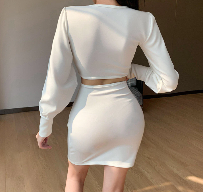 Weißes langärmeliges Minikleid, figurbetont, elegantes Design, Damenmode.