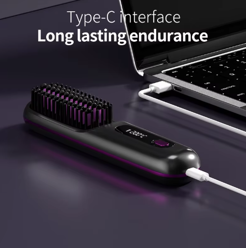 Svart värmeborste som laddas med en vit kabel i USB-C-uttaget, med en bärbar dator i bakgrunden. 6