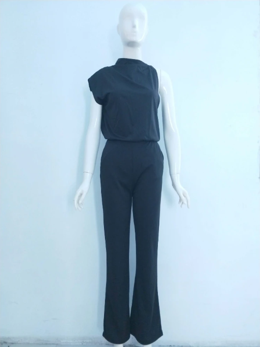 Schaufensterpuppe in schwarzem ärmellosen Jumpsuit, elegantes Damenmode-Outfit.