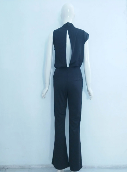 Schwarzer Damen-Jumpsuit mit Rückenausschnitt, ärmellos, elegantes Design, Ganzkörperansicht.
