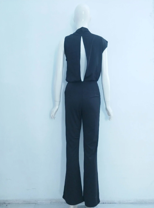 Schwarzer Damen-Jumpsuit mit Rückenausschnitt, ärmellos, elegantes Design, Ganzkörperansicht.