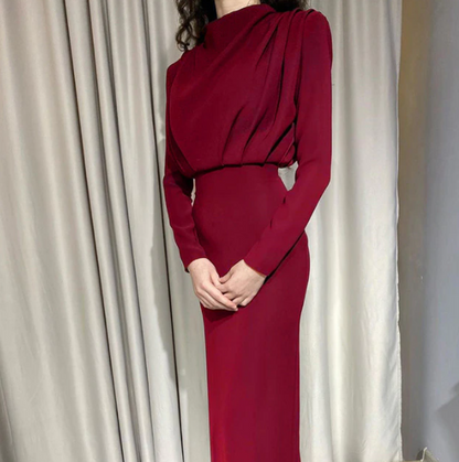Rotes Abendkleid Damen, langärmelig, elegantes Design, Falten, formell, Mode.