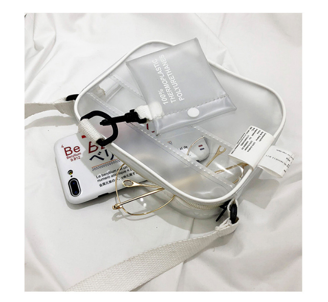 Transparente Umhängetasche aus Kunststoff mit Handy, Brille und Zubehör, modisch und praktisch.