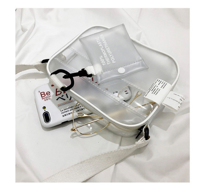 Transparente Umhängetasche aus Kunststoff mit Handy, Brille und Zubehör, modisch und praktisch.