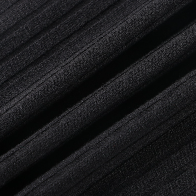 Schwarzer gerippter Stoff, Nahaufnahme, Textur, Textilmaterial, Mode, Bekleidungsdesign.