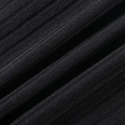 Schwarzer gerippter Stoff, Nahaufnahme, Textur, Textilmaterial, Mode, Bekleidungsdesign.