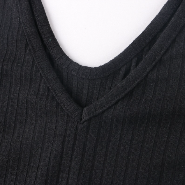 Schwarzes geripptes V-Ausschnitt-Shirt aus Baumwolle, Nahaufnahme, modisches Oberteil.