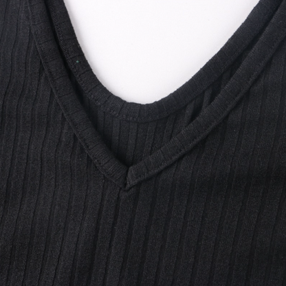 Schwarzes geripptes V-Ausschnitt-Shirt aus Baumwolle, Nahaufnahme, modisches Oberteil.