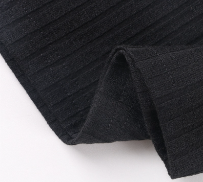 Schwarzer gerippter Stoff, Textilmaterial, Nahaufnahme, Textur, Mode, Bekleidungsdesign.