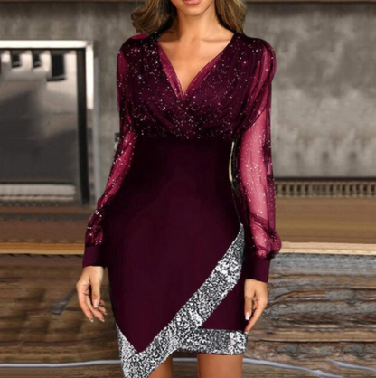 Frau in elegantem, weinrotem Paillettenkleid mit langen Ärmeln, Abendmode, glamourös.