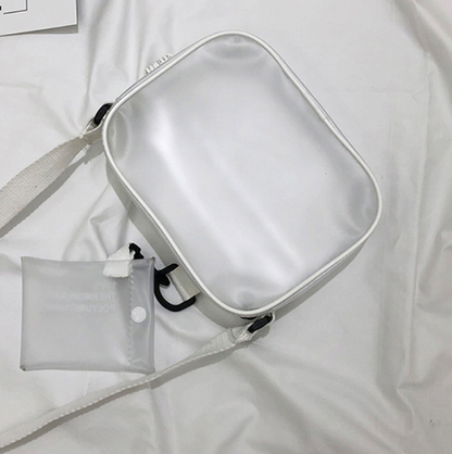 Weiße transparente Umhängetasche aus PVC mit verstellbarem Riemen, ideal für Reisen.