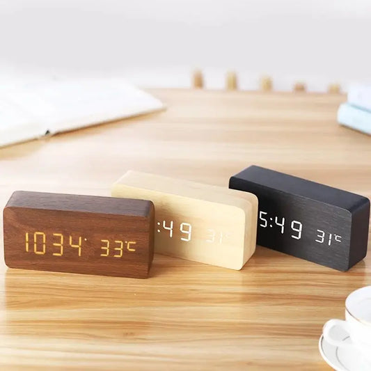 Digital klocka i trä med LED-display – WoodSync