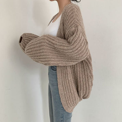 Frau trägt beige Strickjacke, lässig, gemütlich, modisch, Damenmode, Herbstkleidung.
