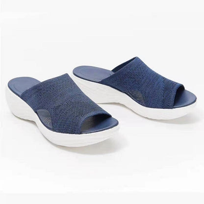 Blaue Damen-Sandalen mit Keilabsatz, atmungsaktivem Mesh-Obermaterial und weißer Sohle.