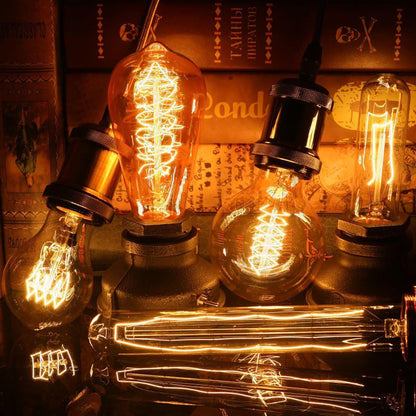 Vintage Edison Glühbirnen mit sichtbaren Glühfäden, warmes Licht, Retro-Industrie-Stil.