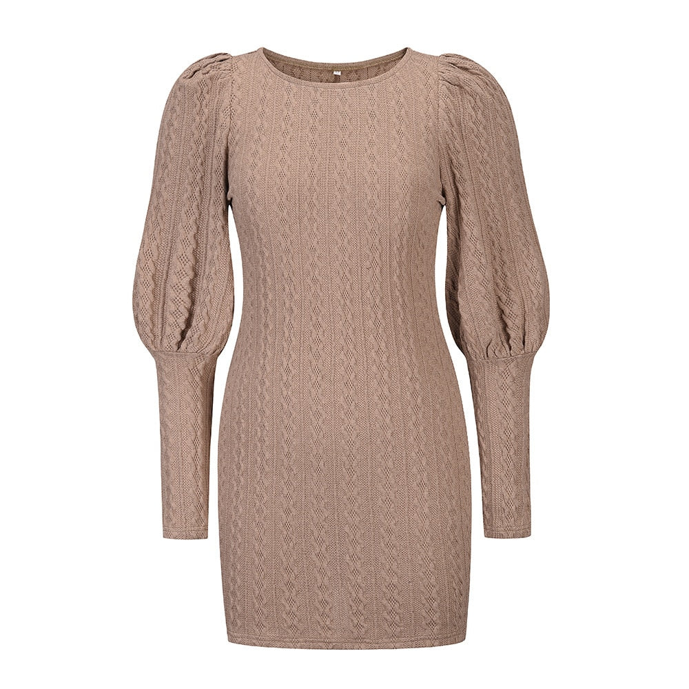 Beiges Strickkleid mit Puffärmeln, Damenmode, elegantes Design, Herbst-Winter-Kollektion.