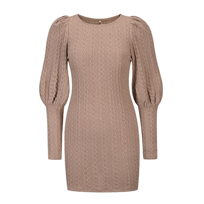 Beiges Strickkleid mit Puffärmeln, Damenmode, elegantes Design, Herbst-Winter-Kollektion.