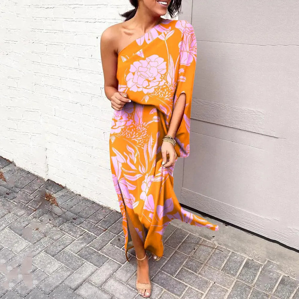 Frau im orange-lila Blumen-Ein-Schulter-Kleid, Sommermode, elegantes Design.