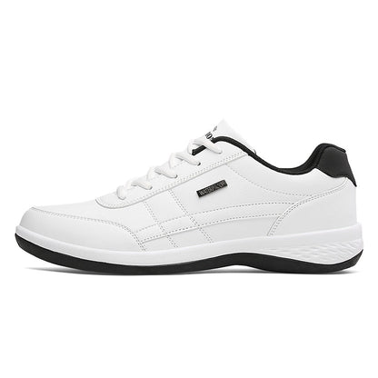 Weiße Sportschuhe aus Leder mit schwarzem Akzent, ideal für Herren, bequem und stilvoll.