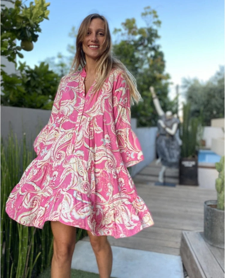 Frau im rosa geblümten Sommerkleid, lächelnd im Garten, Freizeitmode, Damenbekleidung.