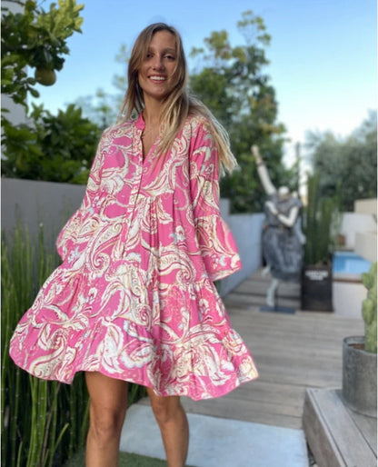 Frau im rosa geblümten Sommerkleid, lächelnd im Garten, Freizeitmode, Damenbekleidung.