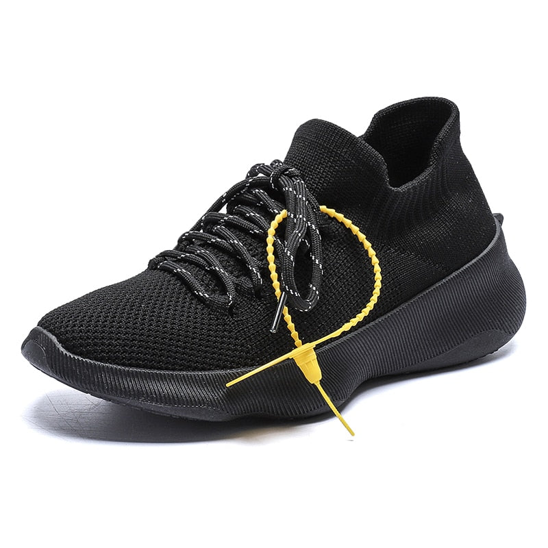 Schwarzer Sneaker mit gelbem Schnürsenkel, atmungsaktives Mesh, modischer Sportschuh.