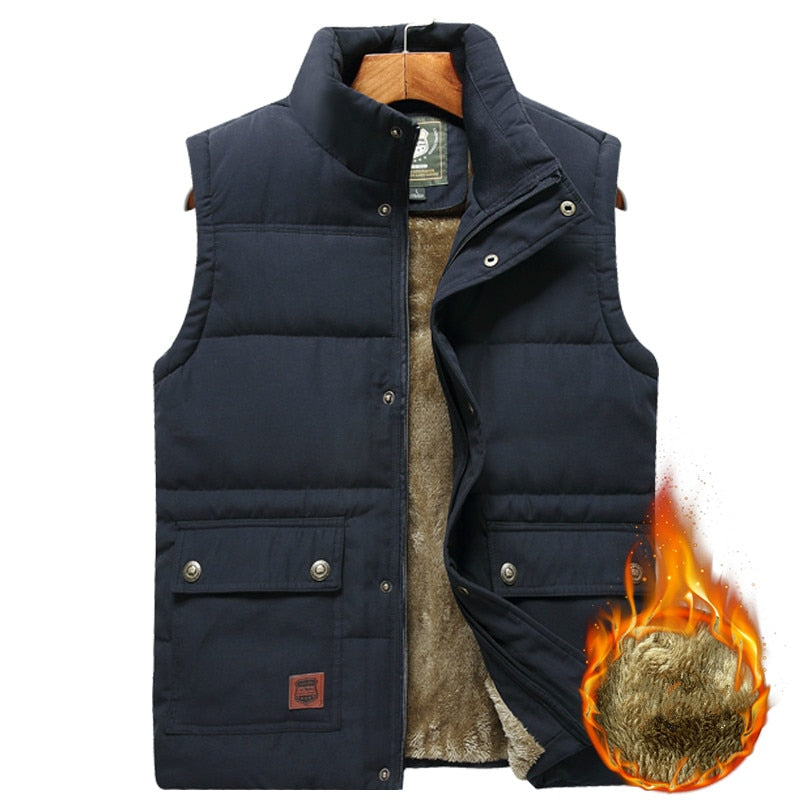 Schwarze Herrenweste, gefüttert, ärmellos, warm, mit Taschen, Wintermode.