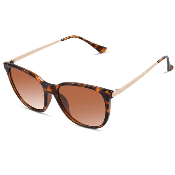 Braune Sonnenbrille mit Schildpattmuster, quadratische Gläser, modisches Accessoire.