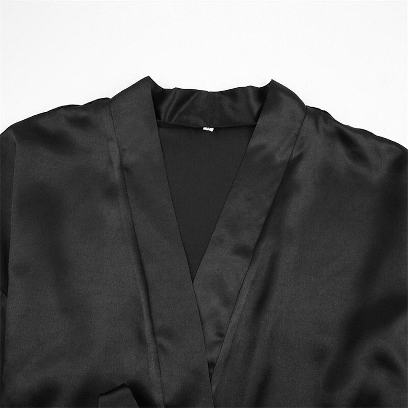 Schwarzer Seidenkimono für Damen, luxuriös, elegant, Nachtwäsche, weiches Material.