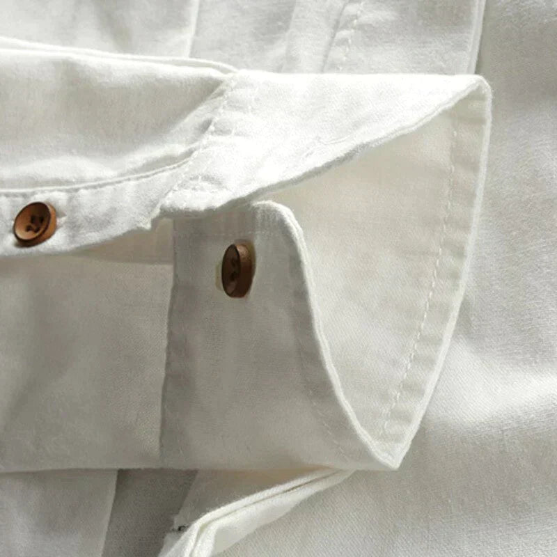 Weißes Leinenhemd mit braunen Knöpfen, elegantes Design, hochwertige Herrenmode.