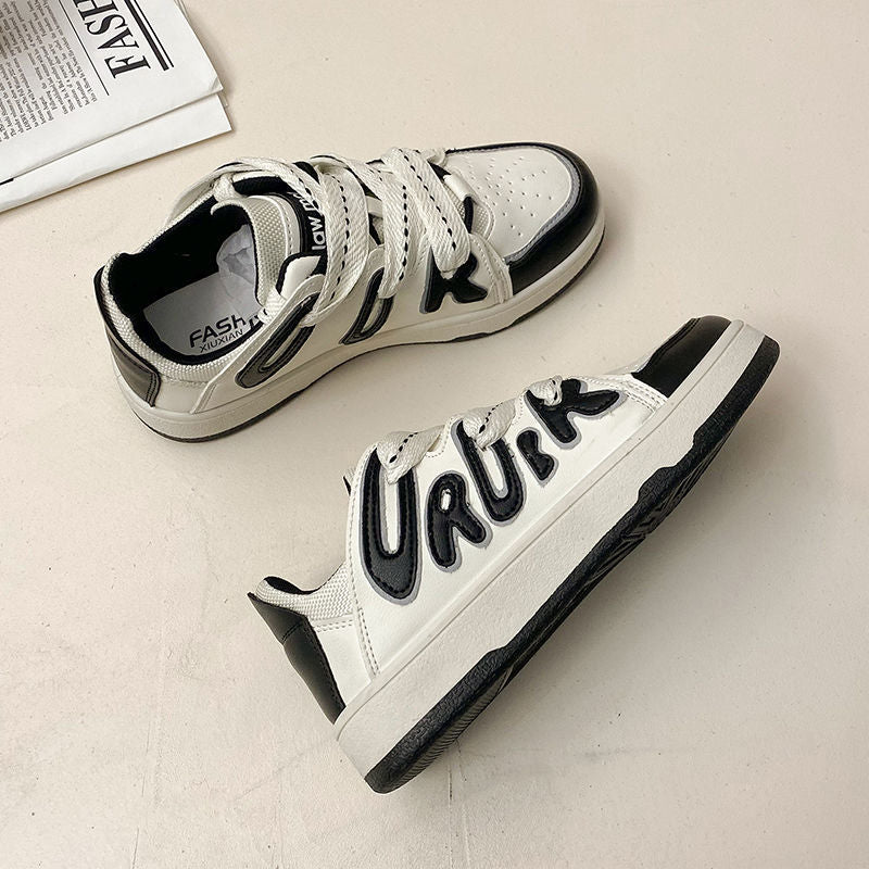 Weiße Sneaker mit schwarzem Schriftzug, Leder, modisch, Unisex, Straßenschuhe.