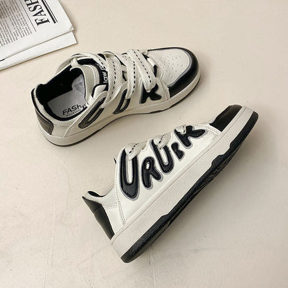 Weiße Sneaker mit schwarzem Schriftzug, Leder, modisch, Unisex, Straßenschuhe.