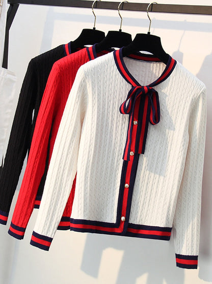 Damen Strickjacke, weiß, rot, schwarz, Zopfmuster, Schleife, elegant, modisch, Herbstmode.