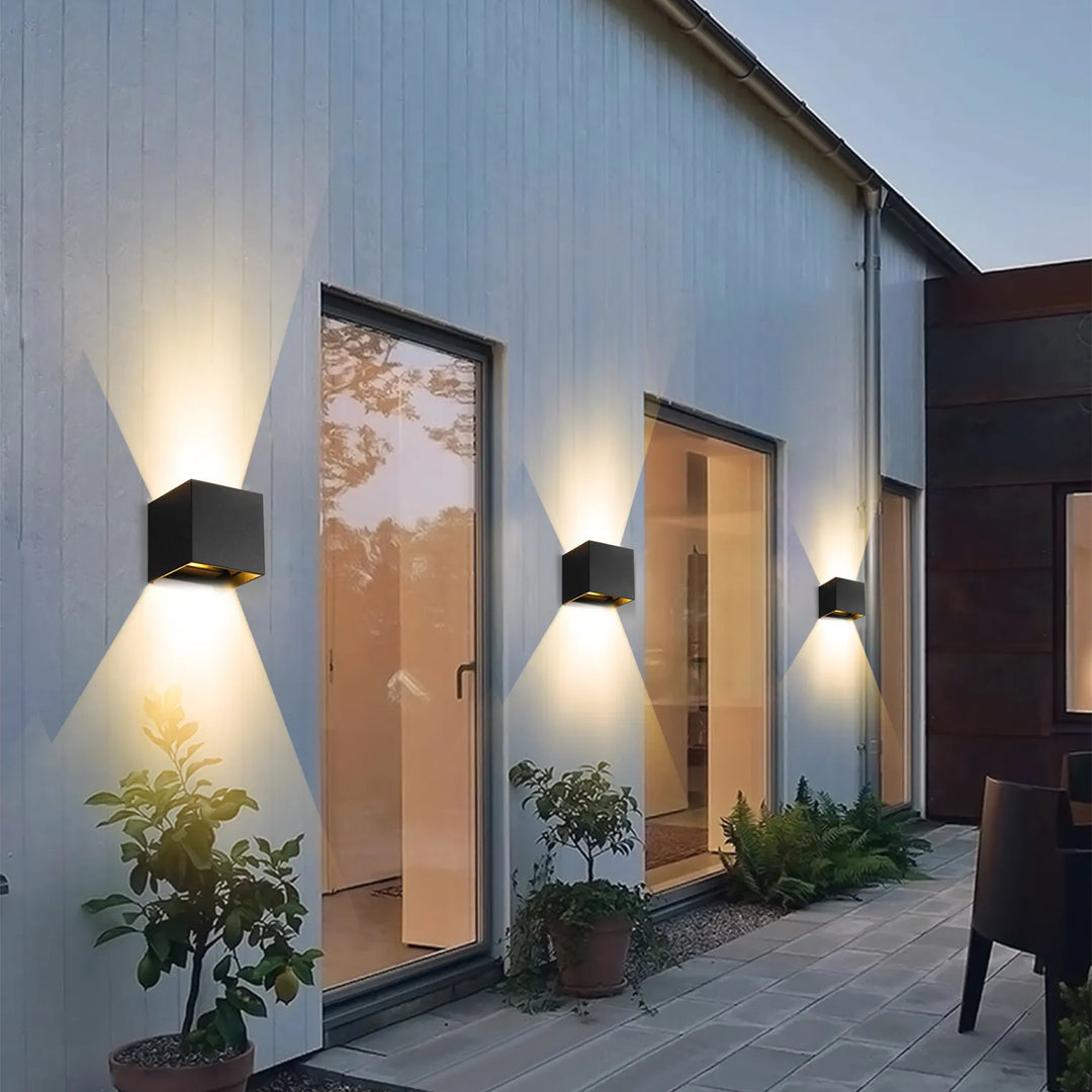 Moderne schwarze Außenwandleuchten beleuchten Terrasse, minimalistisches Design, energieeffizient.
