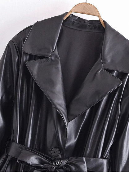 Schwarzer Kunstleder-Trenchcoat mit Gürtel, elegantes Design, Damenmode, Herbstbekleidung.