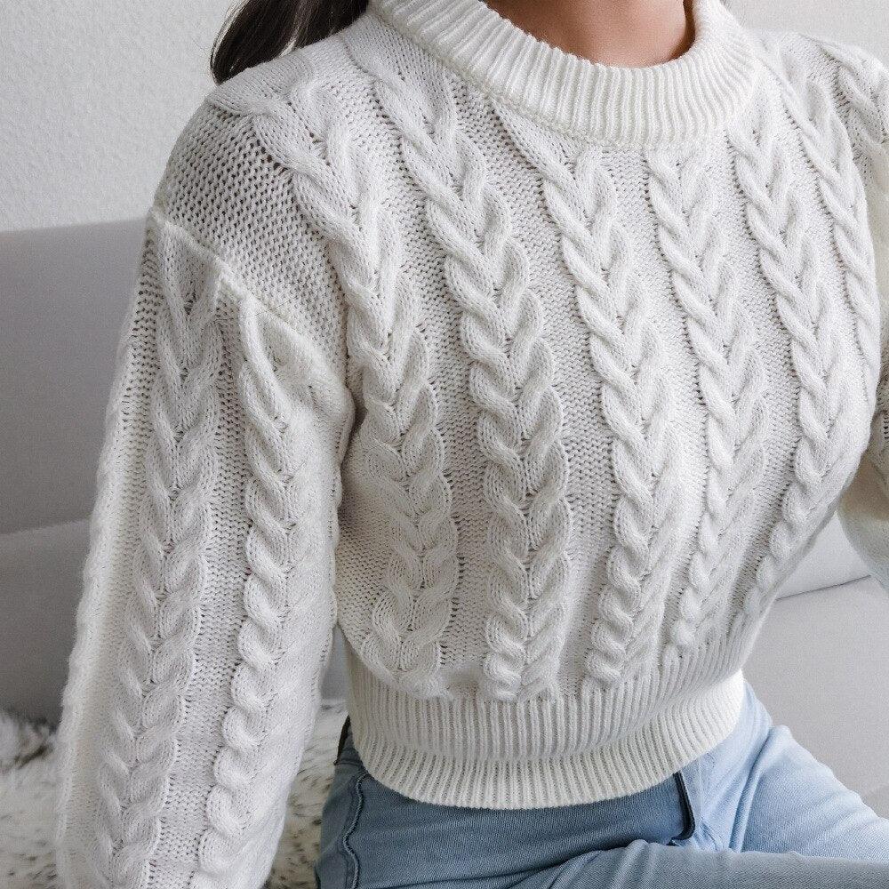 Weiße Zopfmuster-Strickpullover Damen, gemütlich, modisch, Herbst-Winter-Outfit.