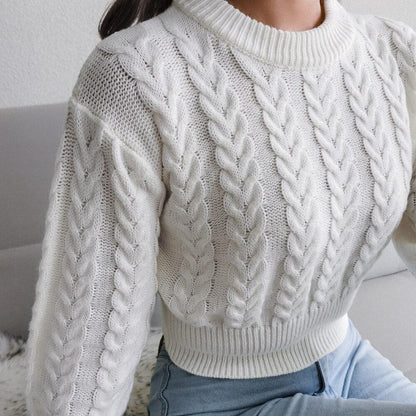 Weiße Zopfmuster-Strickpullover Damen, gemütlich, modisch, Herbst-Winter-Outfit.