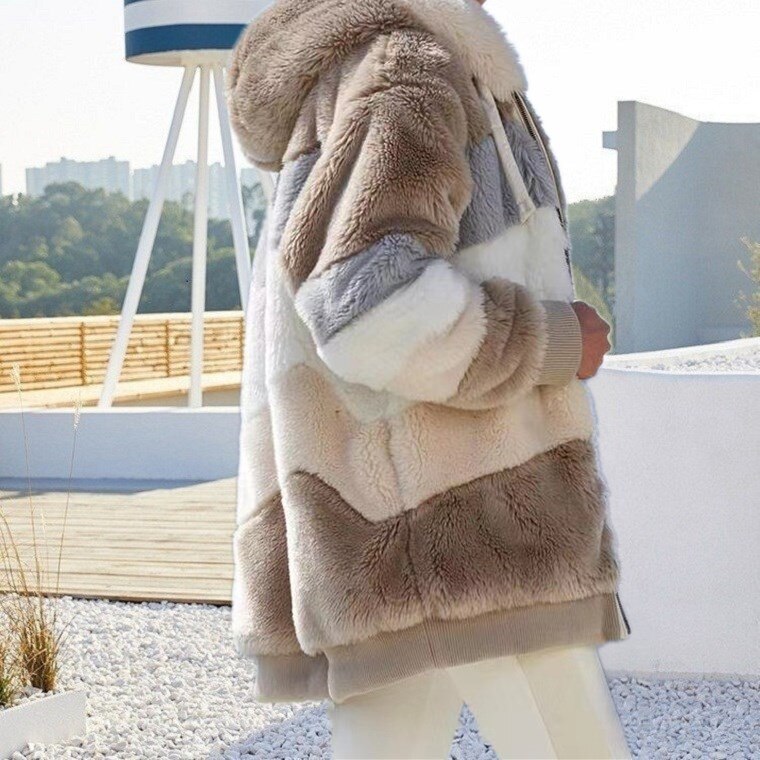 Flauschige Kapuzenjacke aus Kunstpelz in Beige und Grau, modisch und warm für den Winter.