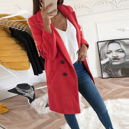 Frau in rotem Mantel, weißem Top, blauer Jeans, modernes Wohnzimmer, Mode, Herbstkleidung.