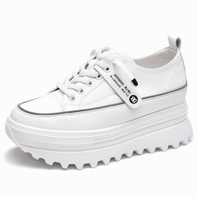 Weiße Plateau-Sneaker aus Leder mit dicker Sohle, modisch und bequem für Damen.